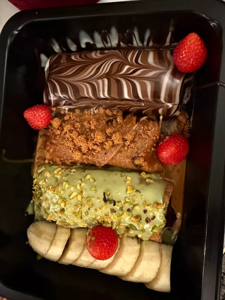 Choco X dessert med chokladglasyr, lotus, pistage och jordgubbar